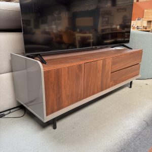 meuble tv en couleur noyer et gris laque