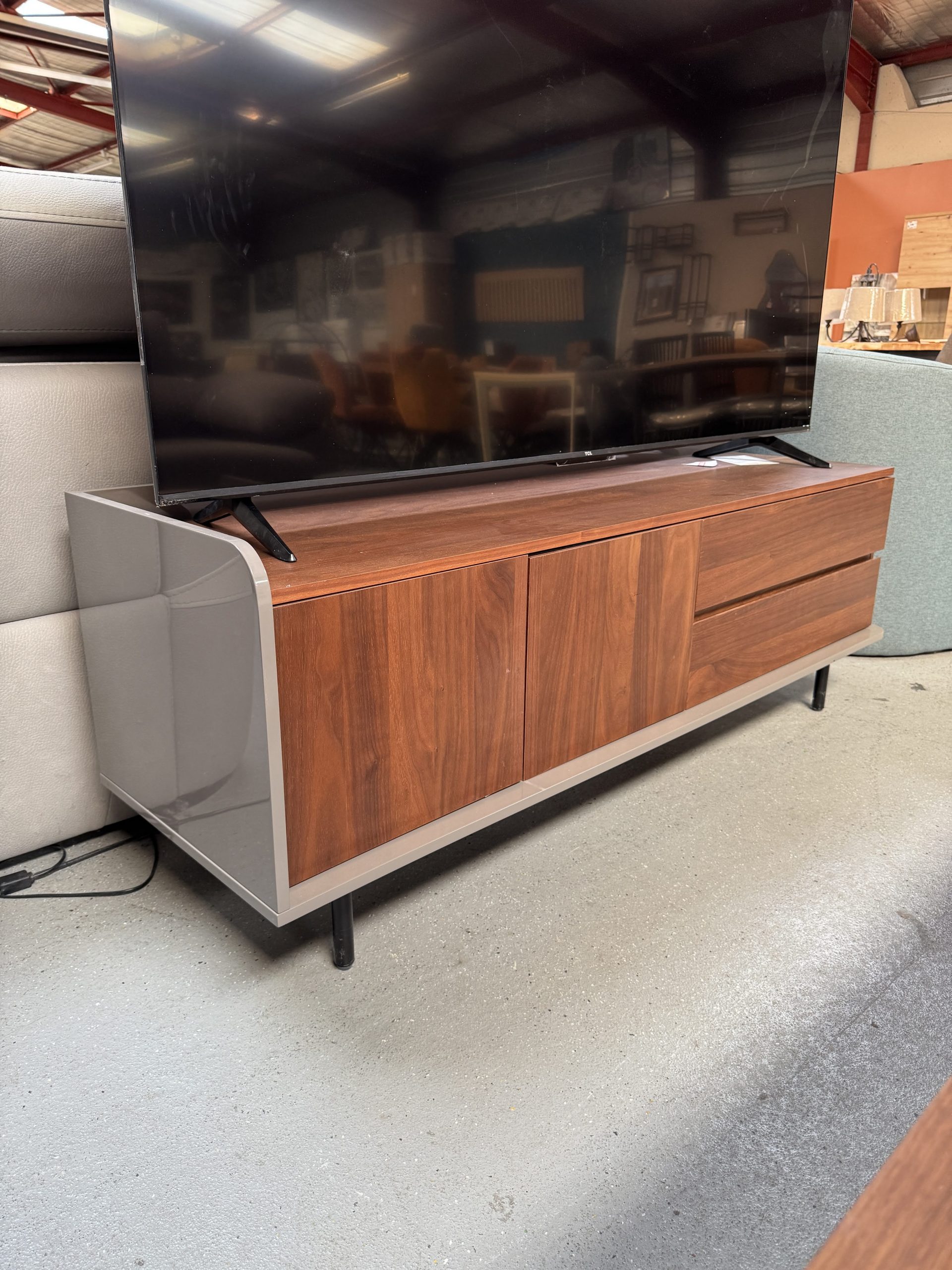 meuble tv en couleur noyer et gris laque