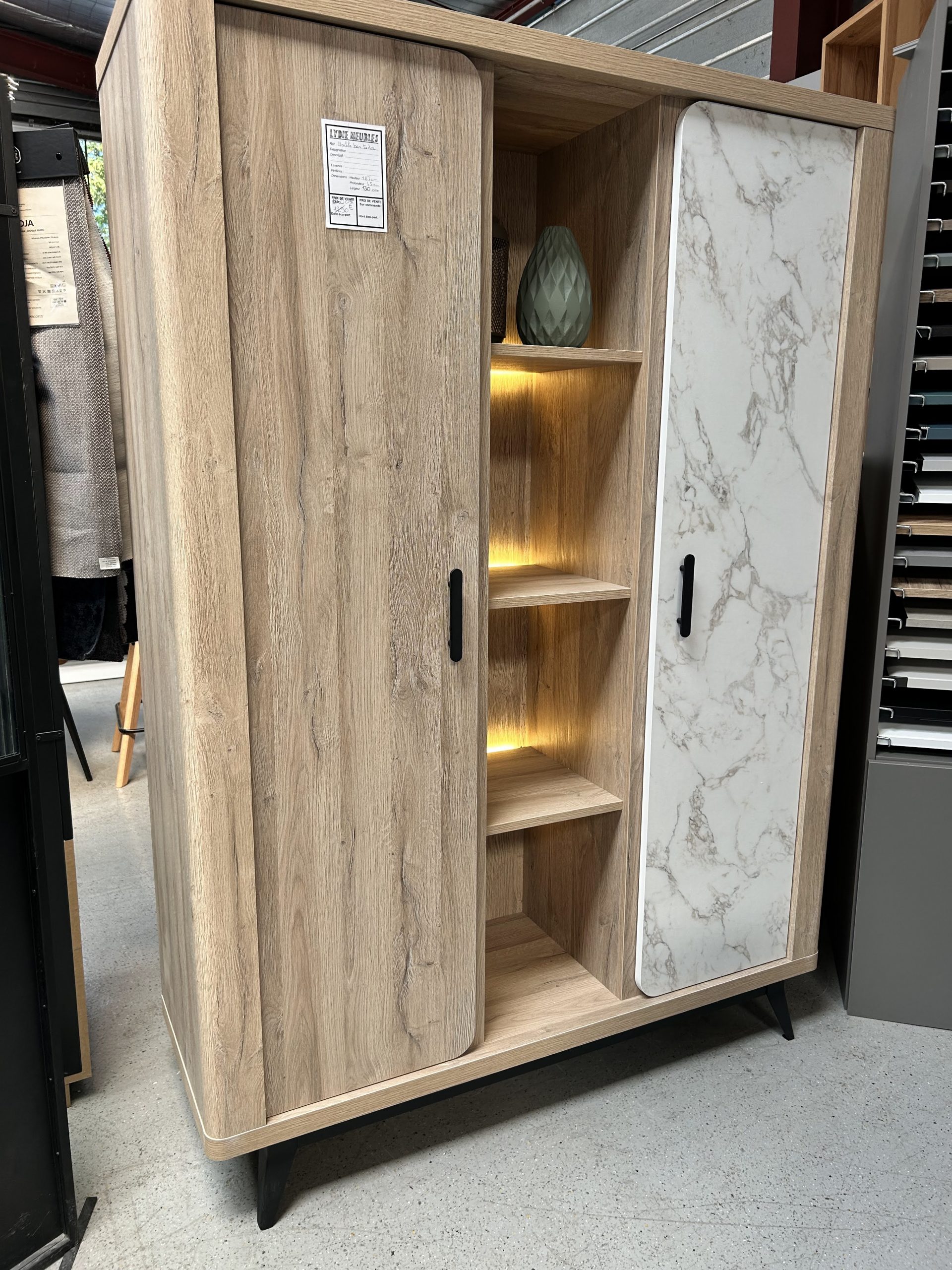 meuble avec lumiere et effet marbre blanc en bois